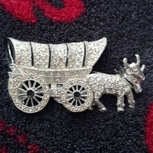 Vintage carriage pin with moving wheels